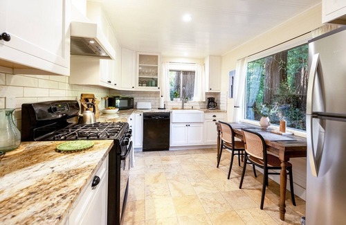 Guerneville Cabina | Casa Luna: ¡frente al río, bañera de hidromasaje y se admiten perros!