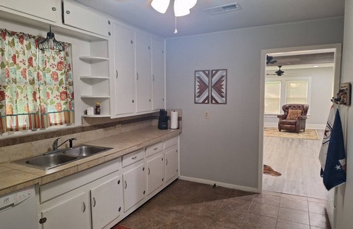 Tomball Cabaña | Casa Lynda - a Charming 2-bedroom cottage in the heart of Tomball