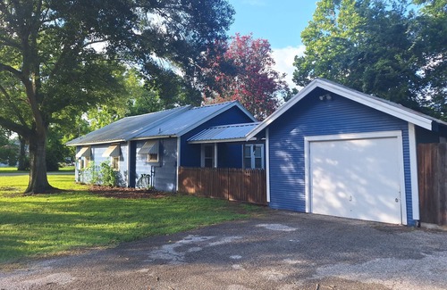 Tomball Cabaña | Casa Lynda - a Charming 2-bedroom cottage in the heart of Tomball