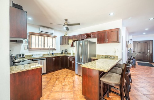 Barrio Los Villalobos Casa | Casa Macaw, Beachfront, 4 bedroom house gated secure with pool