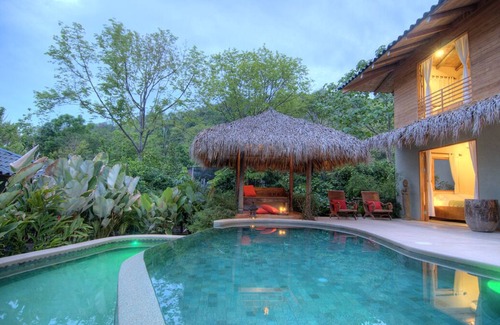 Playa Hermosa Cóbano Villa | Casa Macondo Romántica Tropical Villa de lujo en la playa con Casita
