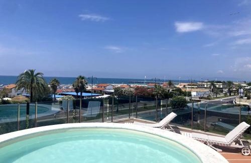 Forte dei Marmi Apartamento | Casa Magniflex - Sea view Flat with Swimming pool