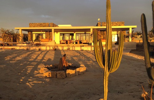 Cerritos Casa | Casa mALIbu view of ocean, pool , hot tub, one acre lot,3 minute walk to beach