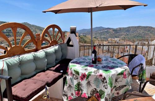 Cómpeta Apartamento | Casa Mandarina centro de Cómpeta con chimenea y terraza con vistas By AndaraHolidays
