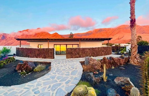 Urbanización Famara Villa | Casa Marina 4-Bed Villa with Pool in Famara