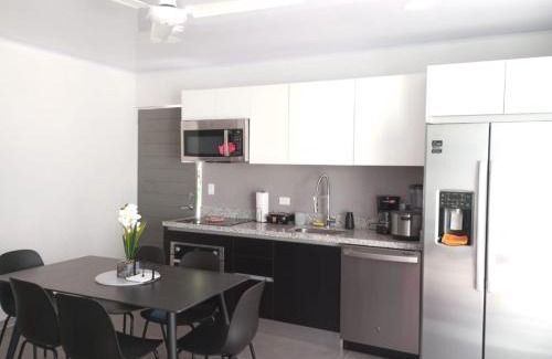 Punta Leona Apartamento | CASA MARIPOSA en Punta Leona a 500 metros de la playa FULL EQUIPADA Espacio y precio a tu medida Posibilidad de alquilar la casa entera, los dos apartamentos abajo o los 2 cuartos con baños privados en la planta alta Para 1 a 22 personas