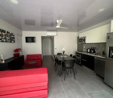 Punta Leona Apartamento | CASA MARIPOSA en Punta Leona a 500 metros de la playa FULL EQUIPADA Espacio y precio a tu medida Posibilidad de alquilar la casa entera, los dos apartamentos abajo o los 2 cuartos con baños privados en la planta alta Para 1 a 22 personas