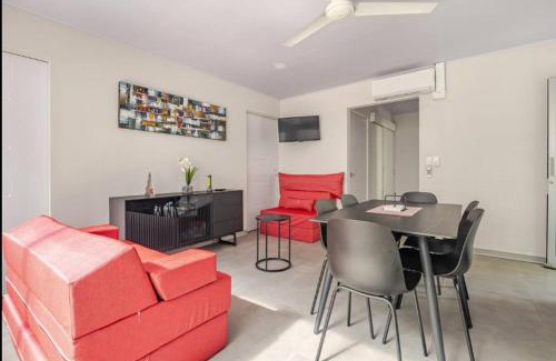 Punta Leona Apartamento | CASA MARIPOSA en Punta Leona a 500 metros de la playa FULL EQUIPADA Espacio y precio a tu medida Posibilidad de alquilar la casa entera, los dos apartamentos abajo o los 2 cuartos con baños privados en la planta alta Para 1 a 22 personas