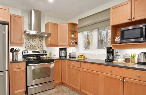 Lambton Shores Casa | Casa Mariposa ~ Hot Tub ~ Game Room ~ Fire Pit ~ Near Beach