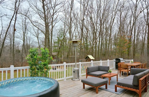 Lambton Shores Casa | Casa Mariposa ~ Hot Tub ~ Game Room ~ Fire Pit ~ Near Beach