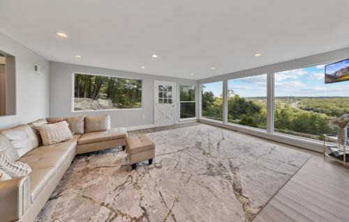 Suffern Casa | Casa Mattia 4BR Luxury Mountain Home
