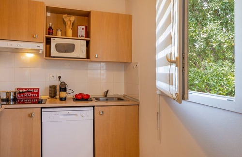 Santa-Maria-Poggio Apartamento | Casa Melody, apartment, close to the sea, in a residence with shared pool
