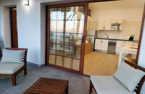 Alojera Casa | Casa Mercedes: puesta de sol con vistas panorámicas al mar y la montaña.