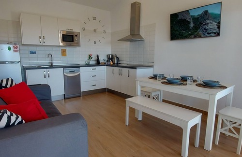 Alojera Casa | Casa Mercedes: puesta de sol con vistas panorámicas al mar y la montaña.