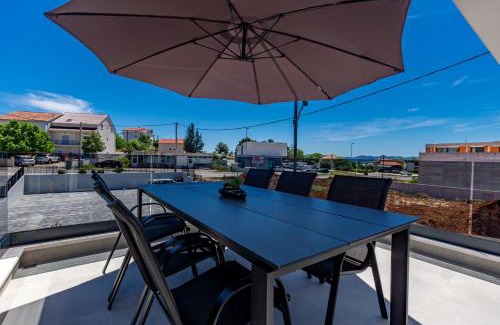 Crno Apartamento | Casa MiA Apartments with parking