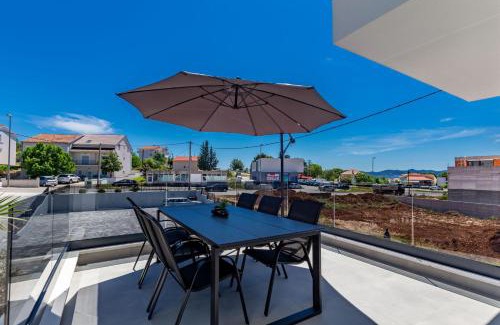 Crno Apartamento | Casa MiA Apartments with parking