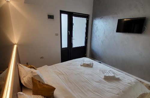 Pojejena Casa | Casa Mina Divici