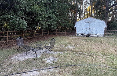 Raeford Casa | Casa Minimal Cottage Pet Friendly w/Fenced Yard