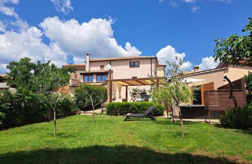 Kastelir Casa | Casa Mirelia - Holiday home for two with garden and whirlpool