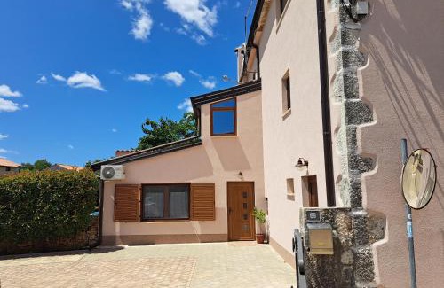 Kastelir Casa | Casa Mirelia - Holiday home for two with garden and whirlpool