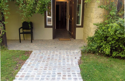 Golondrinas Casa | Casa moderna, cómoda, categoría. 6 ambientes, parque de 1800m2 con sol y sombra.