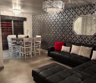 Carlos Pacheco 4 Casa | Casa moderna y elegante en el corazón de Ensenada!