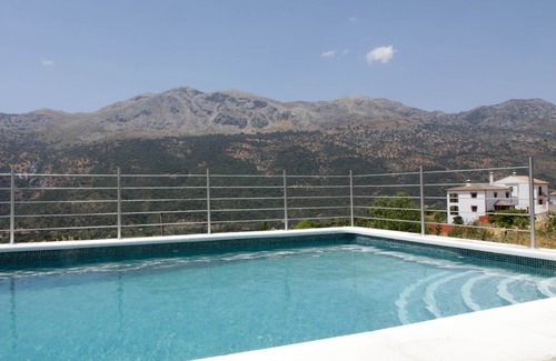 Jimera de Libar Cabaña | CASA-MOLINO: Terraza con Vistas al Parque Natural Sierra de Grazalema