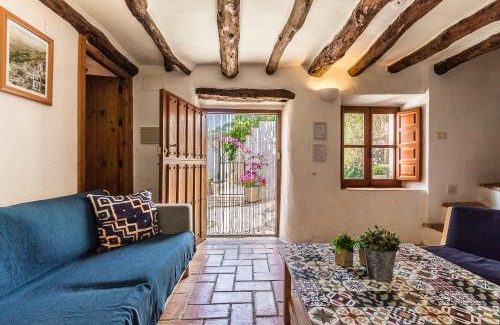 Pinos del Valle Casa | Casa Mundo - 16th century traditional white village house with pool