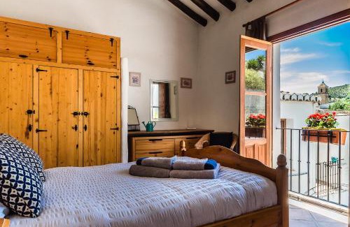 Pinos del Valle Casa | Casa Mundo - 16th century traditional white village house with pool