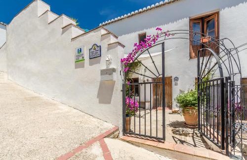 Pinos del Valle Casa | Casa Mundo - 16th century traditional white village house with pool