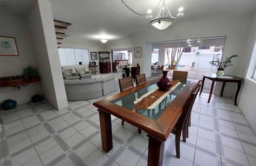 Jardim Belmar Casa | Casa na Quadra da Praia da Enseada, Acomoda até 12 Pessoas