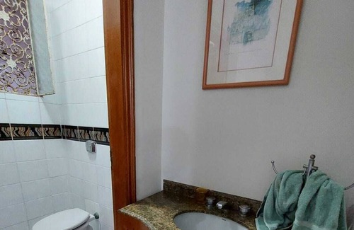 Jardim Belmar Casa | Casa na Quadra da Praia da Enseada, Acomoda até 12 Pessoas