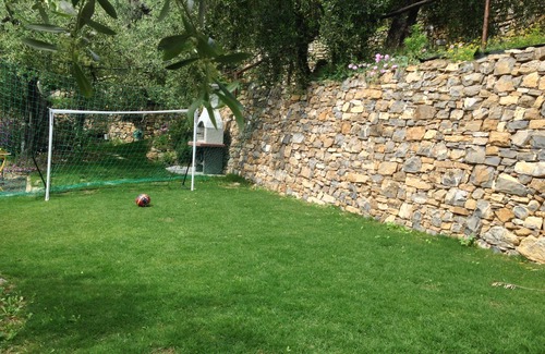 Diano San Pietro Apartamento | Casa Nelle Rose 2, Giardino e Vista Sulla Valle