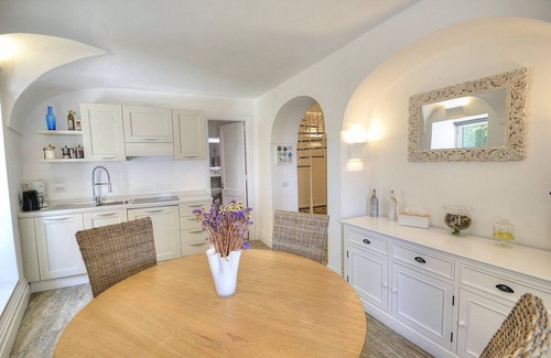 Positano City Centre Casa | Casa Ninnolo: A bright and sunny two-story independent house situated in a central location, at a short distance from the beach, with Free WI-FI.