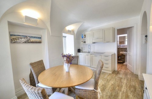 Positano City Centre Casa | Casa Ninnolo: A bright and sunny two-story independent house situated in a central location, at a short distance from the beach, with Free WI-FI.