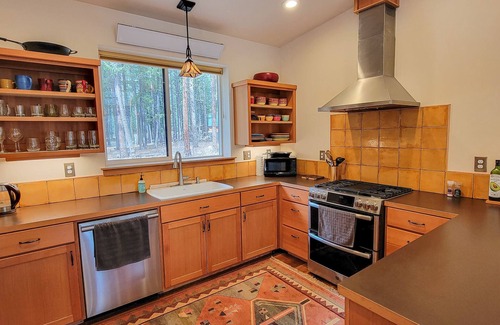 Mazama Casa | Casa Nordica: Modern 2-Bedroom Getaway in Mazama