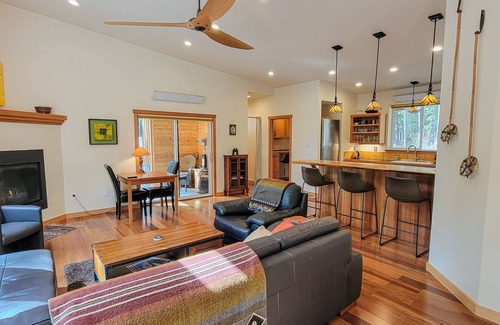 Mazama Casa | Casa Nordica: Modern 2-Bedroom Getaway in Mazama