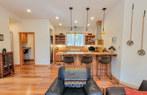 Mazama Casa | Casa Nordica: Modern 2-Bedroom Getaway in Mazama