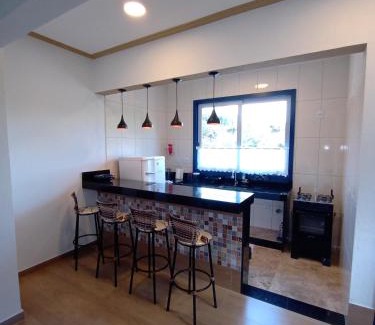 Ouro Preto Apartamento | Casa nova com suítes amplas