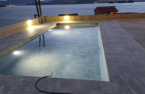 San Adrián de Cobres Casa | Casa nueva con piscina y vistas al mar