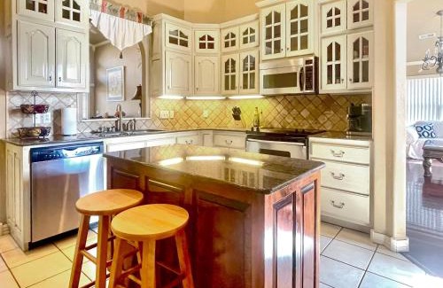 Springdale Casa | Casa Oasis Extra Large home centrally located