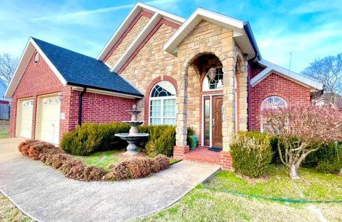 Springdale Casa | Casa Oasis Extra Large home centrally located