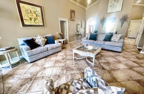 Springdale Casa | Casa Oasis Extra Large home centrally located