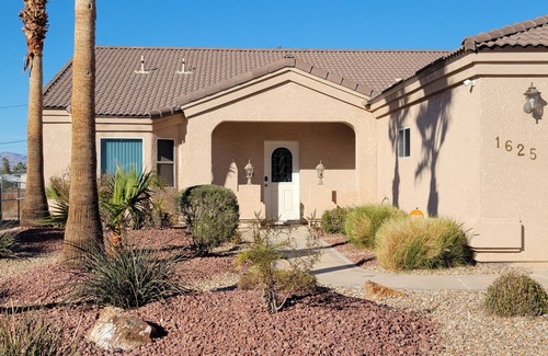 Bullhead City Casa | Casa Oasis- Your Family Fun Vacation Pool Home with Boat Parking