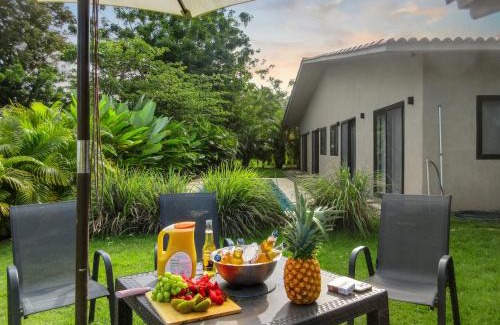 Las Escobas del Venado Apartamento | Casa Ola - Tropical Beachside Escape