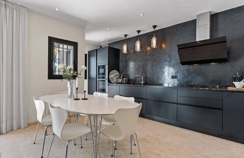 Marbella Chalet De Esquí | Casa Palm - Homely 3 Bed Townhouse