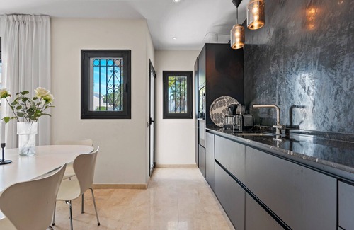 Marbella Chalet De Esquí | Casa Palm - Homely 3 Bed Townhouse