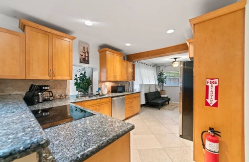 North Central Hollywood Casa | Casa Palma | Tropical Pool | 15 min to Beach