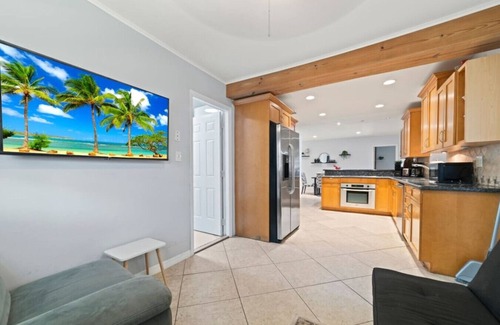 North Central Hollywood Casa | Casa Palma | Tropical Pool | 15 min to Beach