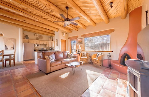 El Prado Casa | Casa Panorama~ Stunning Views~ Kiva Fireplace~ Hot Tub~ 8 mins to Plaza!